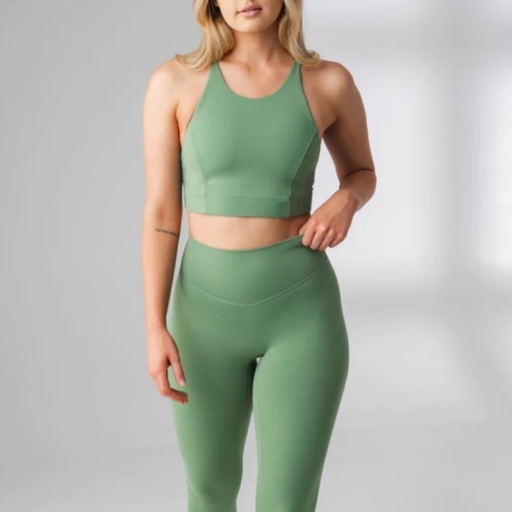 BALANCE ATHLETICA - the reach bra in serpentine color.